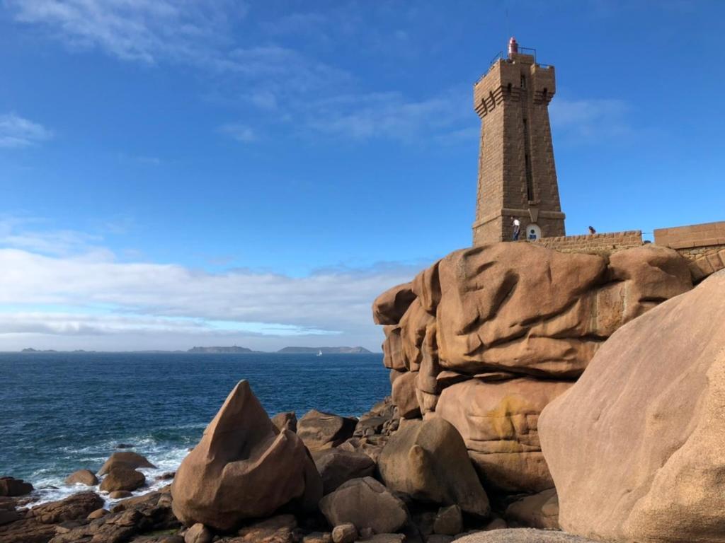 Les Ecolodges Sous Le Phare Louannec Esterno foto