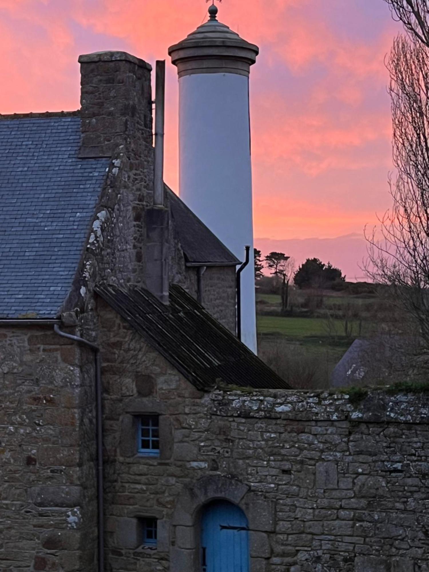 Les Ecolodges Sous Le Phare Louannec Esterno foto