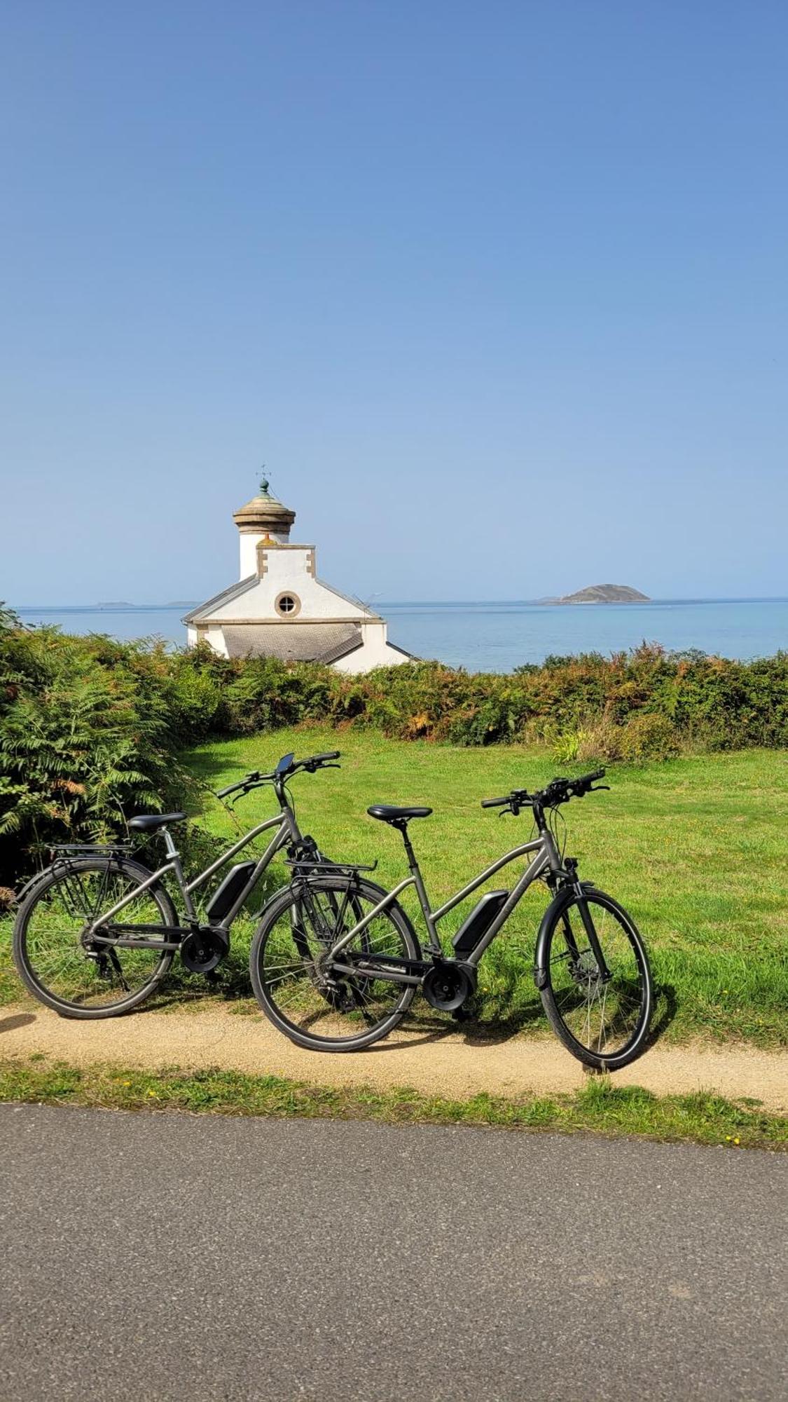 Les Ecolodges Sous Le Phare Louannec Esterno foto
